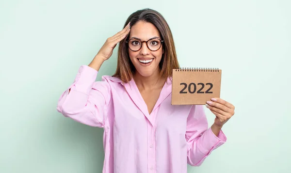 Pretty Hispanic Woman Looking Happy Astonished Surprised 2022 Calendar Concept — Stock Photo, Image