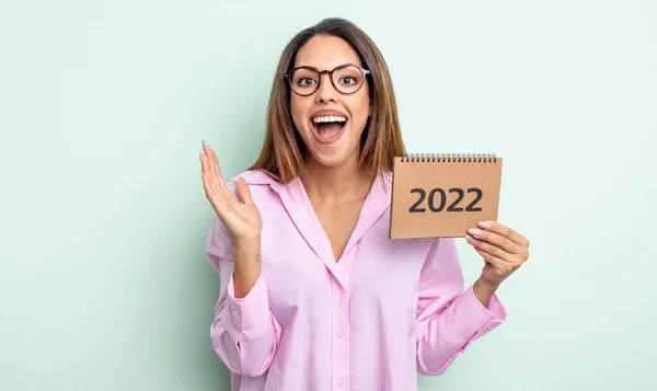 Pretty Hispanic Woman Feeling Happy Astonished Something Unbelievable 2022 Calendar — Stock Photo, Image