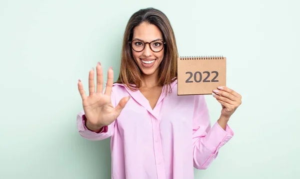 Pretty Hispanic Woman Smiling Looking Friendly Showing Number Five 2022 — Stock Photo, Image