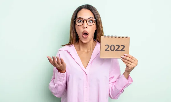 Довольно Латиноамериканка Изумлена Шокирована Поражена Невероятным Сюрпризом Календарь 2022 — стоковое фото