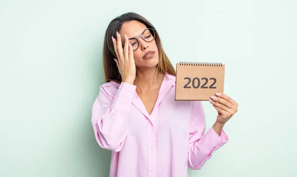 Pretty Hispanic Woman Feeling Bored Frustrated Sleepy Tiresome 2022 Calendar — Stock Photo, Image