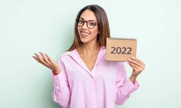 Pretty Hispanic Woman Feeling Happy Surprised Realizing Solution Idea 2022 — Stock Photo, Image