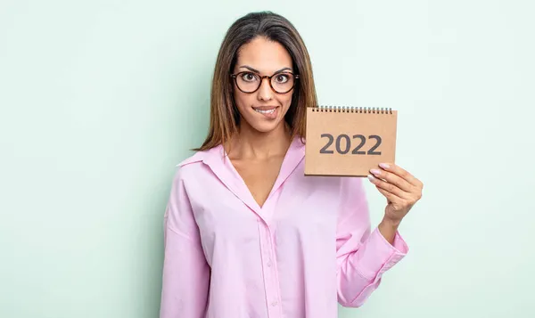 Pretty Hispanic Woman Looking Puzzled Confused 2022 Calendar Concept — Stock Photo, Image