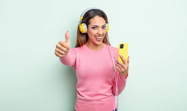 Pěkná Hispánka Hrdá Palci Nahoru Usmívá Smartphone Sluchátka Koncept — Stock fotografie