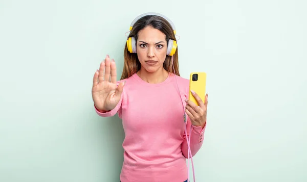 Hübsche Hispanische Frau Mit Ernstem Blick Und Offener Handfläche Die — Stockfoto