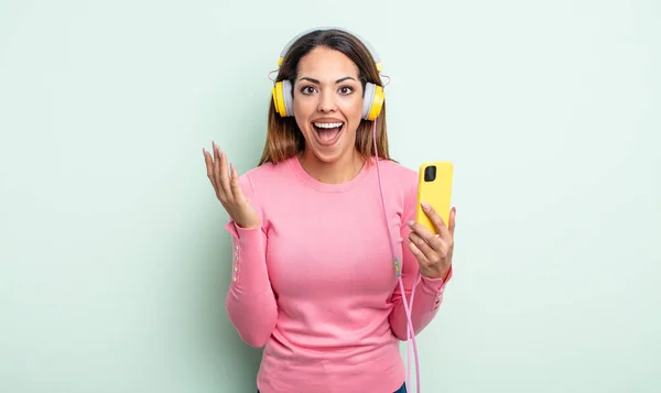 Mujer Bastante Hispana Sintiéndose Feliz Asombrada Por Algo Increíble Concepto — Foto de Stock