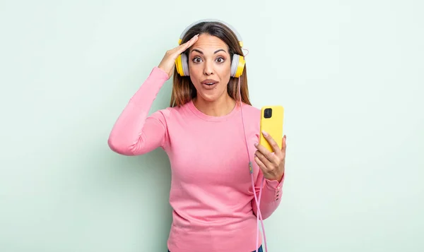 Mujer Hispana Bonita Mirando Feliz Asombrado Sorprendido Concepto Smartphone Auriculares — Foto de Stock