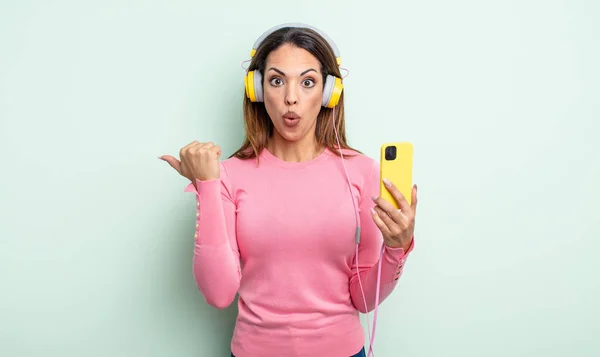 Hübsche Hispanische Frau Die Erstaunt Ungläubig Schaut Smartphone Und Kopfhörer — Stockfoto