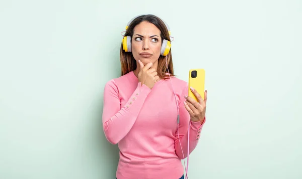 Pretty Hispanic Woman Thinking Feeling Doubtful Confused Smartphone Headphones Concept — Stock Photo, Image