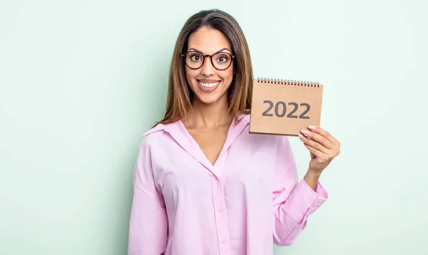 Pretty Hispanic Woman Looking Happy Pleasantly Surprised 2022 Calendar Concept — Stock Photo, Image