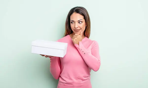 Mooie Spaanse Vrouw Glimlachend Met Een Gelukkige Zelfverzekerde Uitdrukking Met — Stockfoto