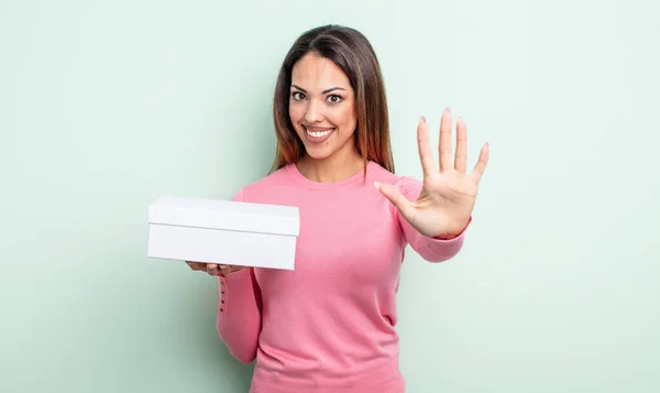 Vacker Latinamerikansk Kvinna Ler Och Ser Vänlig Visar Nummer Fem — Stockfoto