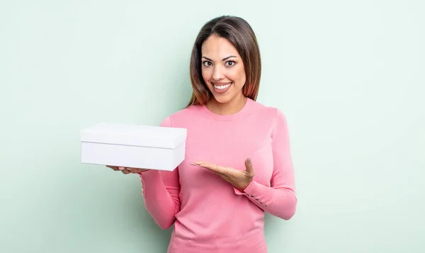 とてもパニックな女性は笑顔で幸せを感じコンセプトを示しています ホワイトボックス包装のコンセプト — ストック写真