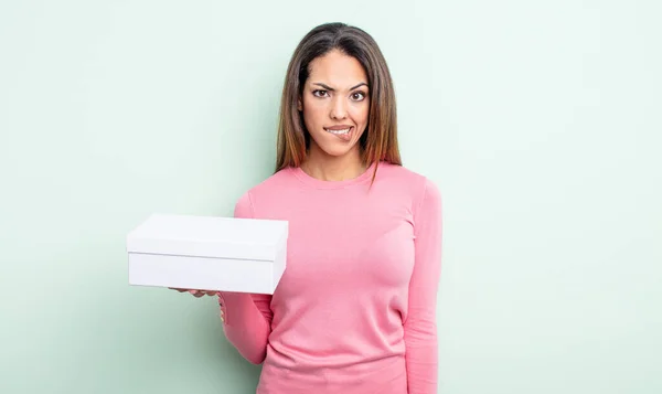 Vacker Latinamerikansk Kvinna Ser Förbryllad Och Förvirrad White Box Förpackningskoncept — Stockfoto