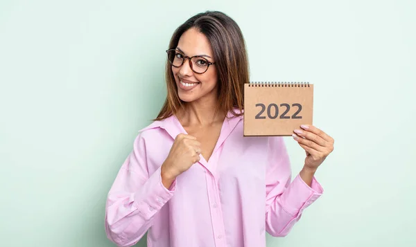 Pretty Hispanic Woman Feeling Happy Facing Challenge Celebrating 2022 Calendar — Stock Photo, Image