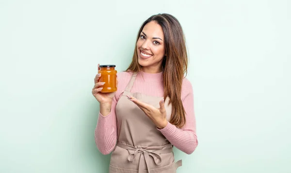 Mujer Hispana Bonita Sonriendo Alegremente Sintiéndose Feliz Mostrando Concepto Concepto —  Fotos de Stock