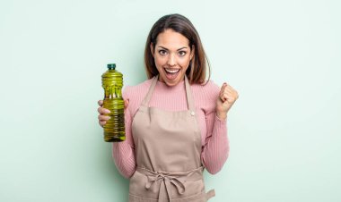 Oldukça İspanyol bir kadın şoke olmuş, gülüyor ve başarıyı kutluyor. Zeytin yağı kavramı