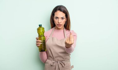 Oldukça İspanyol bir kadın kızgın, sinirli, asi ve agresif hissediyor. Zeytin yağı kavramı