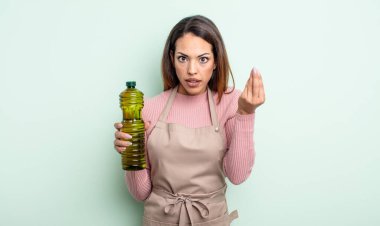 Güzel İspanyol kadın kapiş ya da para hareketi yapıyor, sana ödemeni söylüyor. Zeytin yağı kavramı