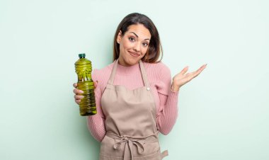 Oldukça İspanyol bir kadın şaşkın, şaşkın ve şüpheci hissediyor. Zeytin yağı kavramı