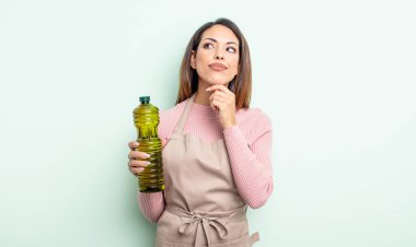 Düşünen, kuşkucu ve kafası karışık bir İspanyol kadın. Zeytin yağı kavramı