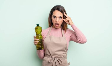 Yeni bir düşünce, fikir ya da konsept edinen oldukça İspanyol bir kadın şaşırmış görünüyor. Zeytin yağı kavramı