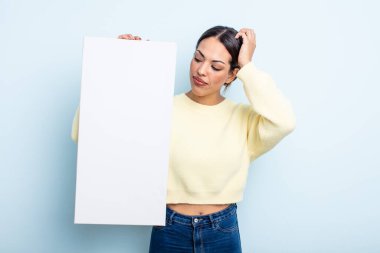 Kafası karışık, kafası karışık, kaşınan bir İspanyol kadın. boş alan kavramı