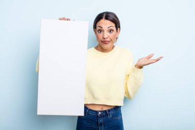 Oldukça İspanyol bir kadın şaşkın, şaşkın ve şüpheci hissediyor. boş alan kavramı