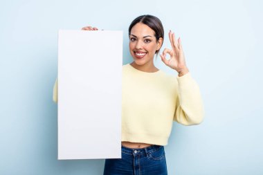 Güzel İspanyol bir kadın kendini mutlu hissediyor, iyi bir jestle onaylıyor. boş alan kavramı