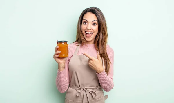 Pretty Hispanic Woman Looking Excited Surprised Pointing Side Peach Jam — Stock Photo, Image