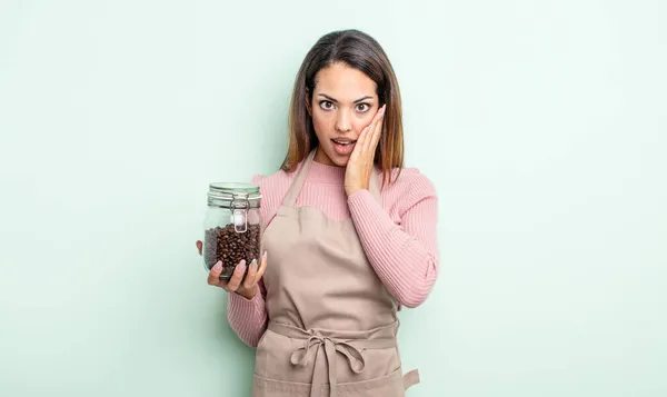 Dość Latynoska Kobieta Czuje Się Zszokowana Przerażona Koncepcja Ziaren Kawy — Zdjęcie stockowe