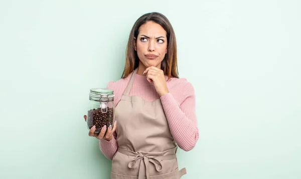Dost Hispánská Žena Přemýšlí Cítí Nejistě Zmateně Kávová Zrna Koncept — Stock fotografie
