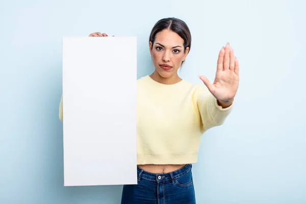 Hübsche Hispanische Frau Mit Ernstem Blick Und Offener Handfläche Die — Stockfoto