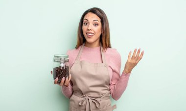 Oldukça İspanyol bir kadın mutlu hissediyor, bir çözüm ya da fikir bulduğuna şaşırıyor. kahve çekirdeği konsepti