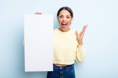 Oldukça İspanyol bir kadın kendini mutlu hissediyor ve inanılmaz bir şeye hayret ediyor. boş alan kavramı