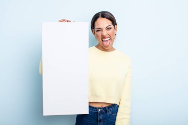 Neşeli ve asi tavırları olan, şaka yapan ve dilini dışarı çıkaran güzel İspanyol bir kadın. boş alan kavramı