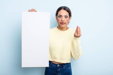 Güzel İspanyol kadın kapiş ya da para hareketi yapıyor, sana ödemeni söylüyor. boş alan kavramı