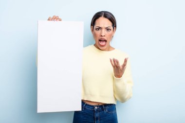 Güzel, İspanyol bir kadın sinirli, sinirli ve sinirli görünüyor. boş alan kavramı