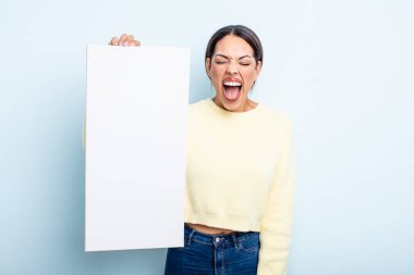 Oldukça İspanyol bir kadın agresif bir şekilde bağırıyor, çok kızgın görünüyor. boş alan kavramı