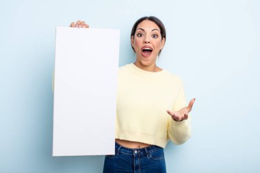 Oldukça İspanyol bir kadın inanılmaz bir sürprizle şaşkına dönmüş, şaşkına dönmüş ve hayrete düşmüş. boş alan kavramı