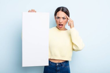 Yeni bir düşünce, fikir ya da konsept edinen oldukça İspanyol bir kadın şaşırmış görünüyor. boş alan kavramı