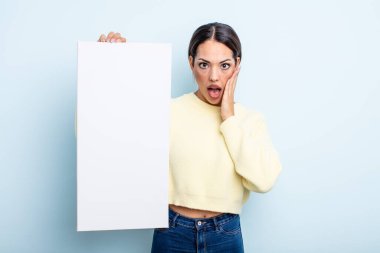 Oldukça İspanyol bir kadın şok olmuş ve korkmuş hissediyor. boş alan kavramı