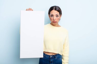 Güzel İspanyol bir kadın üzgün ve mızmızlanıyor. Mutsuz bir bakışı var ve ağlıyor. boş alan kavramı