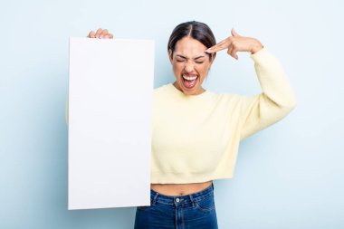 Oldukça İspanyol bir kadın mutsuz ve stresli görünüyor, intihar jesti silah işareti yapıyor. boş alan kavramı