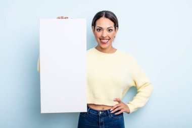 Güzel İspanyol bir kadın mutlu bir şekilde gülümsüyor, eli kalçasında ve kendinden emin. boş alan kavramı