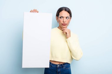 Düşünen, kuşkucu ve kafası karışık bir İspanyol kadın. boş alan kavramı