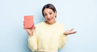 Oldukça İspanyol bir kadın şaşkın, şaşkın ve şüpheci hissediyor. ajanda kavramı