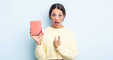 Şok olmuş ve ağzı açık, kendini işaret eden güzel İspanyol bir kadın. ajanda kavramı