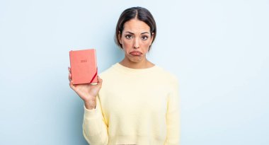 Güzel İspanyol bir kadın üzgün ve mızmızlanıyor. Mutsuz bir bakışı var ve ağlıyor. ajanda kavramı