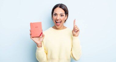 Güzel İspanyol bir kadın bir fikri fark ettikten sonra mutlu ve heyecanlı bir dahi gibi hissediyor. ajanda kavramı